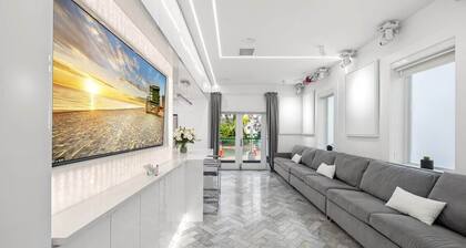 Versace Mansion Neighbor (Floor 1) Sleeps 9