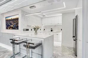 Kühlschrank, Mikrowelle, Herdplatte, Geschirrspüler