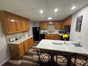 Mikrobølgeovn, ovn, kokeplater og oppvaskmaskin