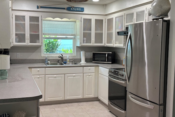 Four à micro-ondes, un four, surface de cuisson