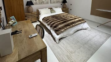 Appartement Luxe, balcon, vue cour intérieure | Bureau, espace de travail pour ordinateur portable, rideaux occultants