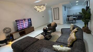 Departamento de lujo, balcón, vista al patio | Área de sala de estar