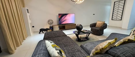 Luxury Apartment, Balcony, Courtyard View | Living area