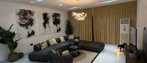 Departamento de lujo, balcón, vista al patio | Área de sala de estar