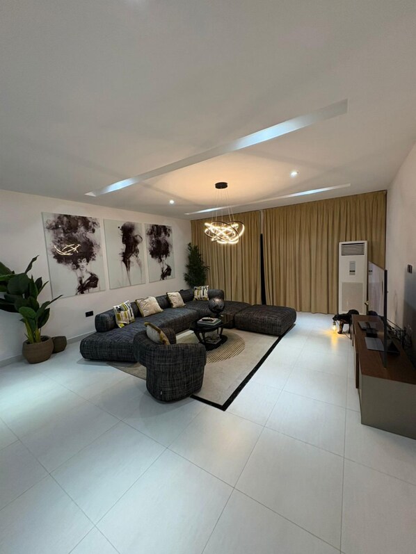 Luxe appartement, balkon, uitzicht op de binnenplaats | Woonruimte