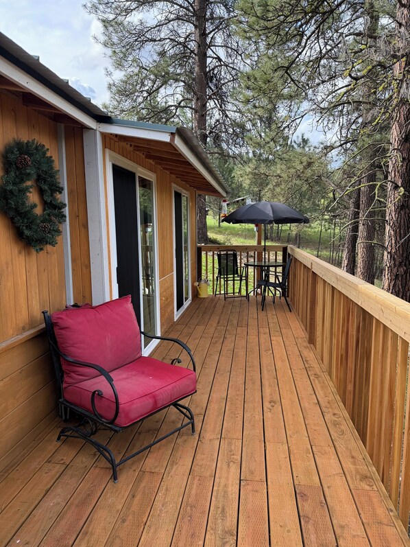 Outdoor dining - Charming cabin in delightful Republic with AC (Republic)