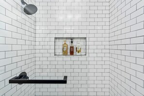 Een douche, een haardroger, handdoeken, zeep