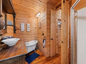 Haartrockner, Handtücher, Seife, Toilettenpapier