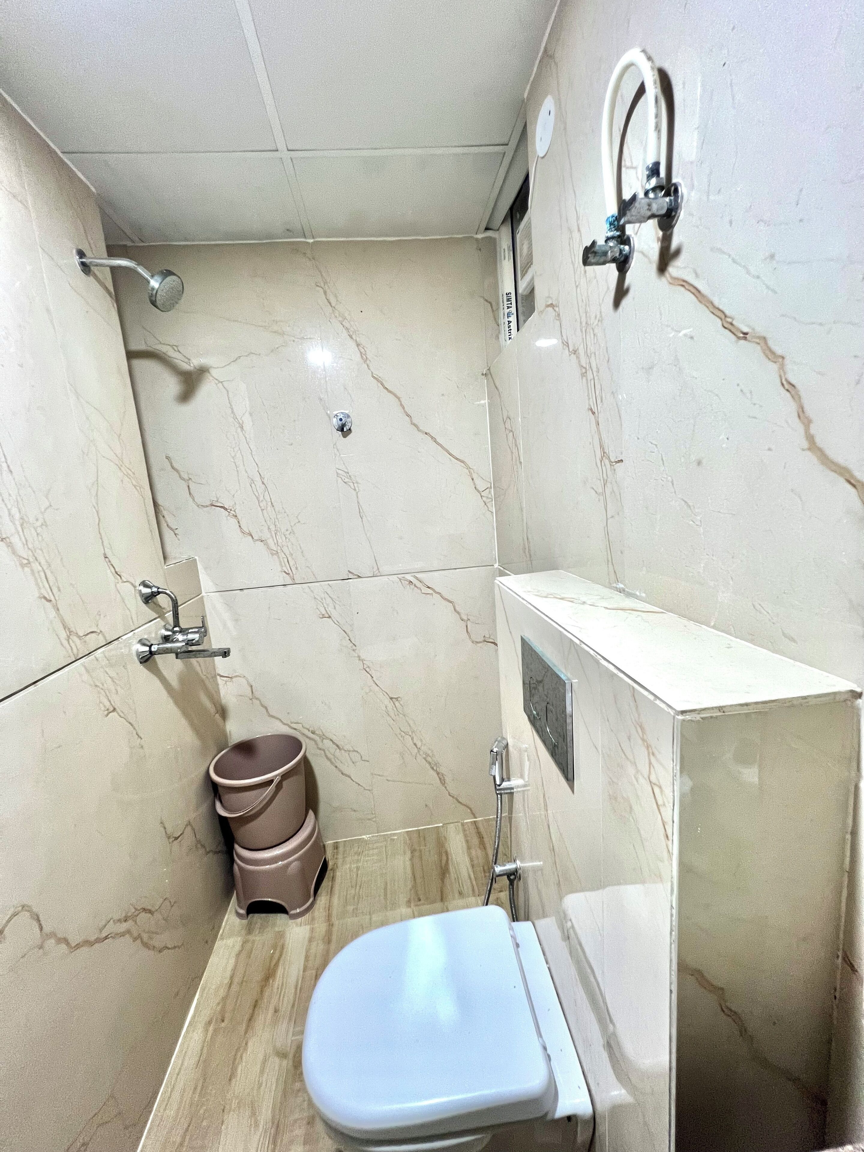 シャワー、タオル、石鹸、シャンプー