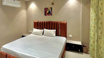 3 bedrooms, desk, free WiFi, bed sheets