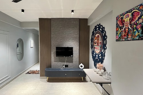 3-bedroom family friendly apartment in lovely Agra with fitness room, AC