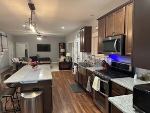 Fridge, microwave, oven, stovetop - Blacksburg Football Getaway (Blacksburg)