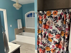 Hair dryer, towels, soap, shampoo - Blacksburg Getaway - minutes from campus (Blacksburg)