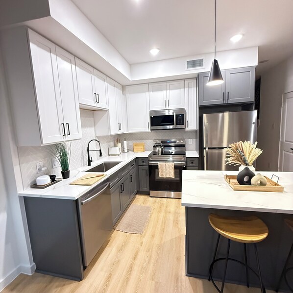 冷蔵庫、電子レンジ、オーブン、コンロ