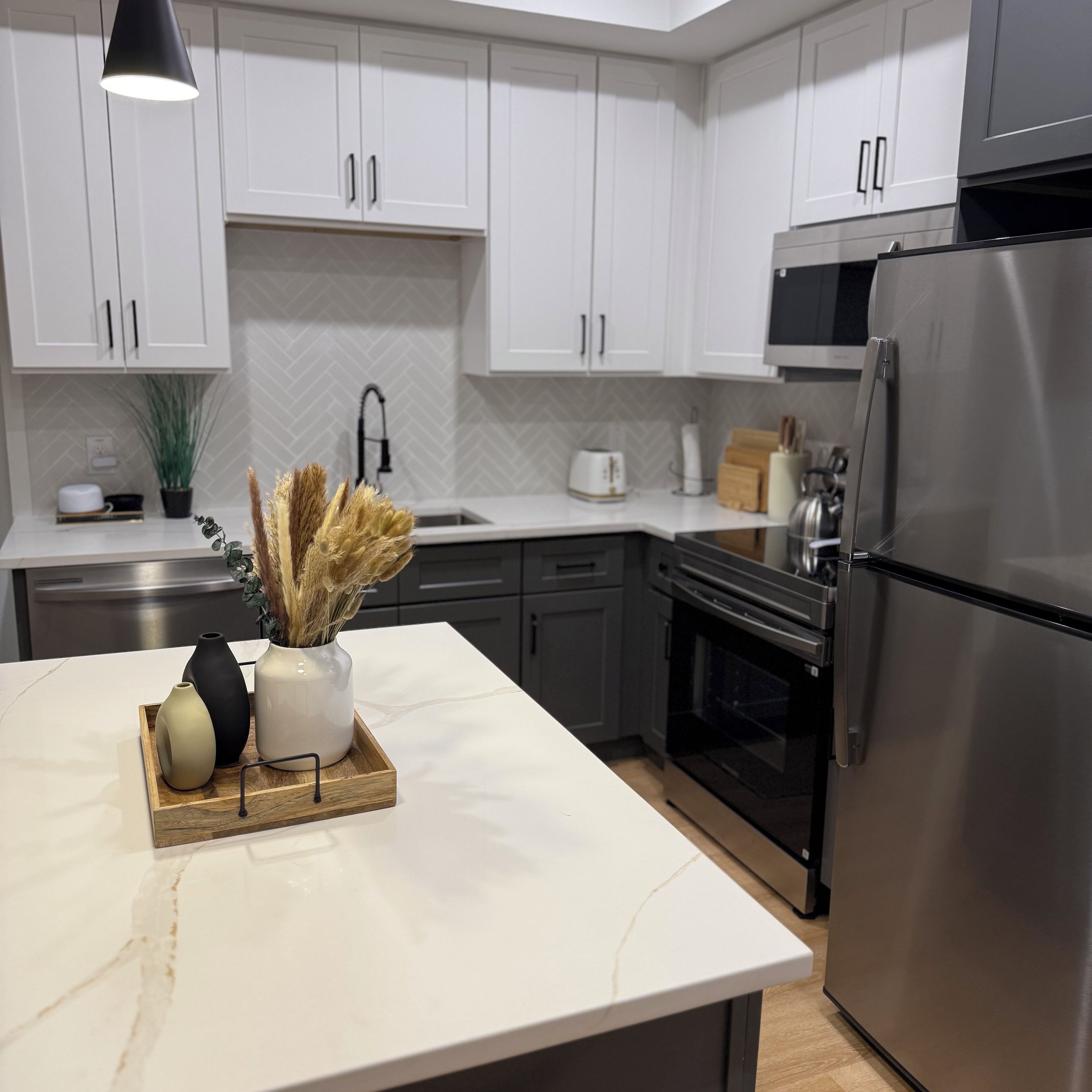 冷蔵庫、電子レンジ、オーブン、コンロ