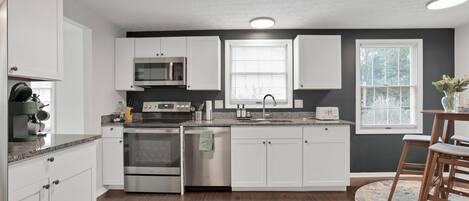 Réfrigérateur, four à micro-ondes, un four, surface de cuisson