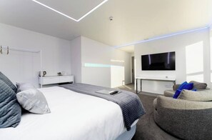 Iron/ironing board, free WiFi, bed sheets