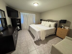 3 slaapkamers, een strijkplank/strijkijzer, wifi, beddengoed