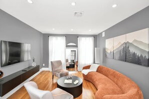 TV - 4BD 2BA Spacious Duplex W/Parking. Walking Distance to MBTA & Restaurants (Boston)