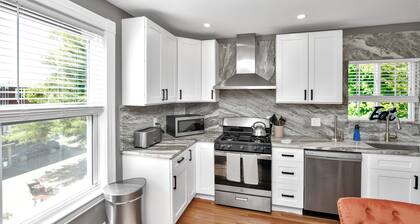 4BD 2BA Spacious Duplex W/Parking. Walking Distance to MBTA & Restaurants