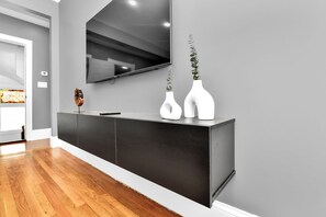 Interior - 4BD 2BA Spacious Duplex W/Parking. Walking Distance to MBTA & Restaurants (Boston)