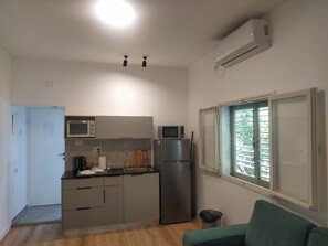 冷蔵庫、電子レンジ、オーブン、電気ポット