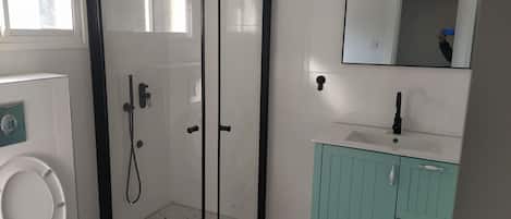 SĂšche-cheveux, serviettes fournies, savon, papier toilette