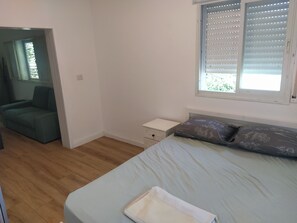 1 habitación, tabla de planchar con plancha, wifi gratis y ropa de cama 