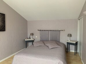 2 bedrooms, desk, free WiFi, bed sheets