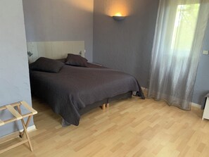 2 bedrooms, desk, free WiFi, bed sheets