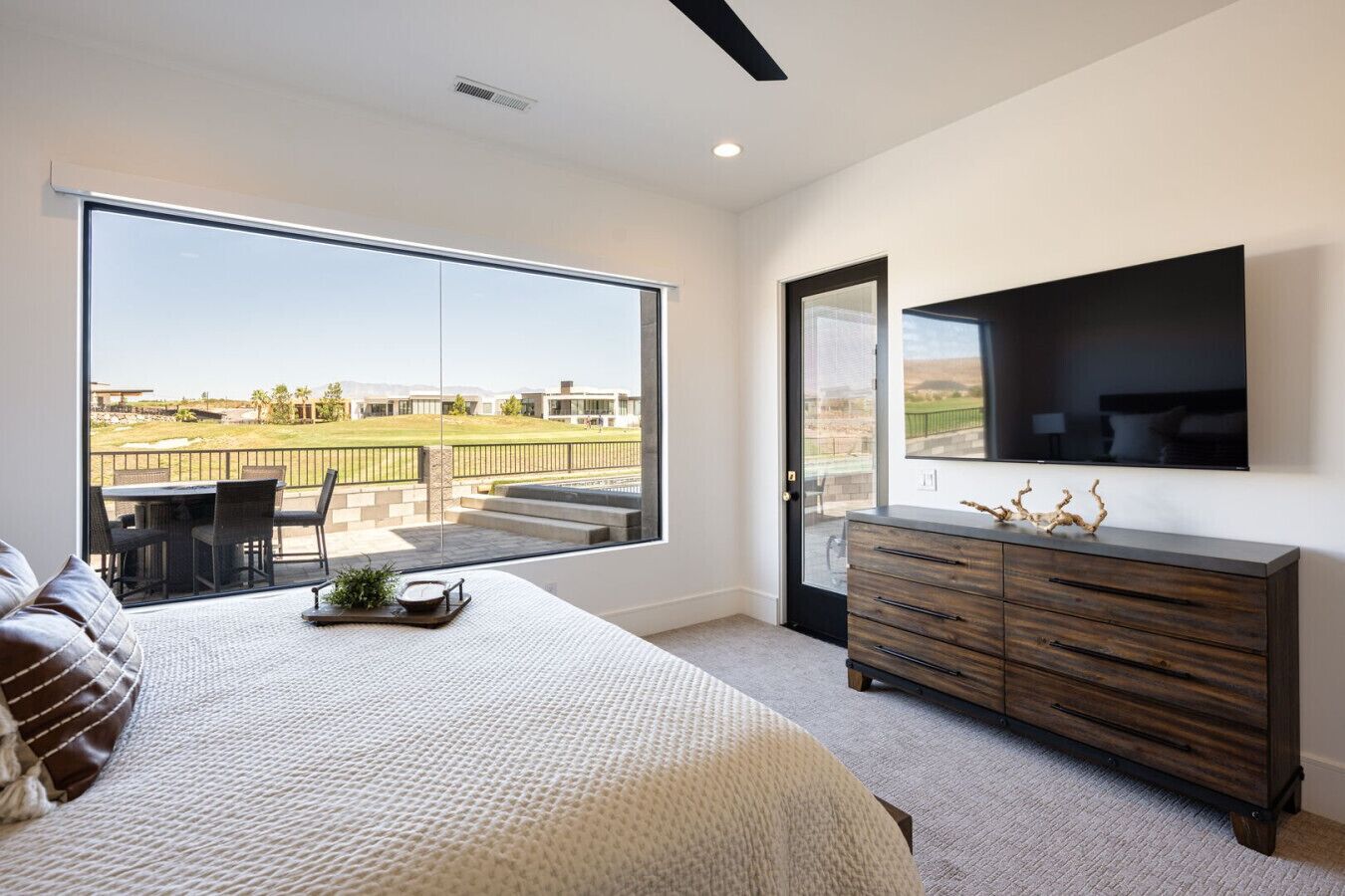 5 多间卧室、办公桌、熨斗/熨衣板、旅行婴儿床