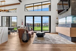 Smart TV, fireplace, stereo