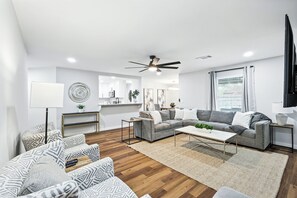 Una televisión, una chimenea