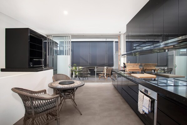 Oven, stovetop, dishwasher, coffee/tea maker