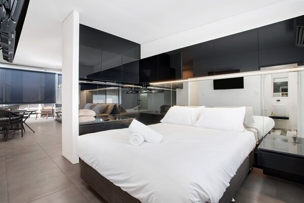 1 bedroom, desk, iron/ironing board, WiFi