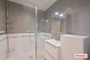 Serviettes fournies, savon, papier toilette