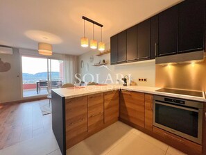 Micro-ondes, four, plaque de cuisson, lave-vaisselle