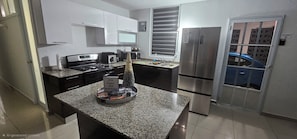 Jääkaappi, mikroaaltouuni, uuni, liesi