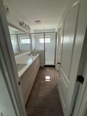 Shower, hair dryer, bidet, towels - Charming Home in Haines City with Swimming pool (Haines City)