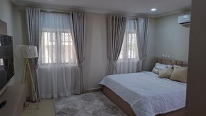 4 bedrooms, iron/ironing board, WiFi, bed sheets