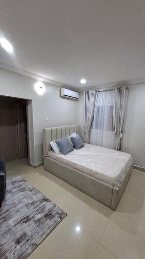 4 habitaciones, tabla de planchar con plancha, wifi y ropa de cama 
