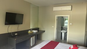 2 bedrooms, internet, bed sheets