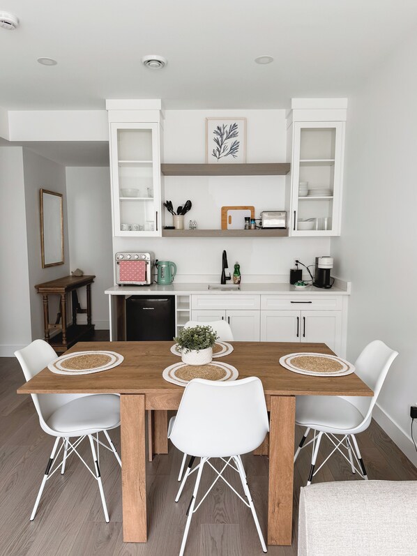 Dining - Maple Bay Hideaway suite NEW - 1 Bed 1 bath in Maple Bay (North Cowichan)