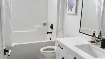 Secadora de cabello, toallas, jabón, shampoo