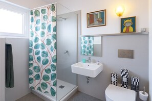 Haartrockner, Handtücher, Seife, Toilettenpapier
