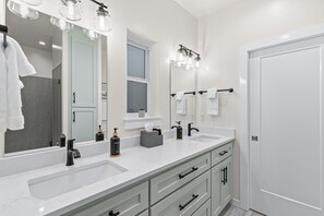 Douche, sèche-cheveux, serviettes fournies, savon