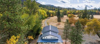 River Bend Cottage 1-bedroom Barndominium with Wildlife Abounding