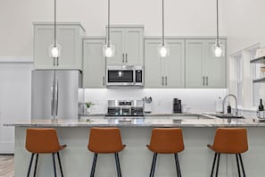 Micro-ondas, fogão, cooktop, lava-louças
