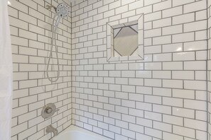 Dusche, Haartrockner, Handtücher, Toilettenpapier