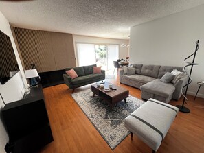 Smart TV, fireplace, books, stereo